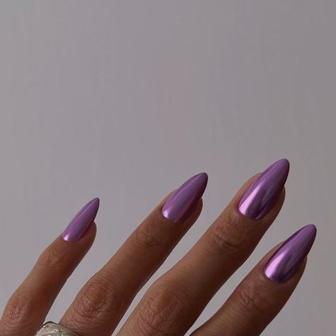 Lilac And Chrome Nails, Purple Silver Chrome Nails, Metallic Lilac Nails, Purple Translucent Nails, Matalic Nails Acrylic Purple, Lilac Chrome Nails Almond, Deep Purple Chrome Nails, Circle Nail Designs, Chrome Lilac Nails