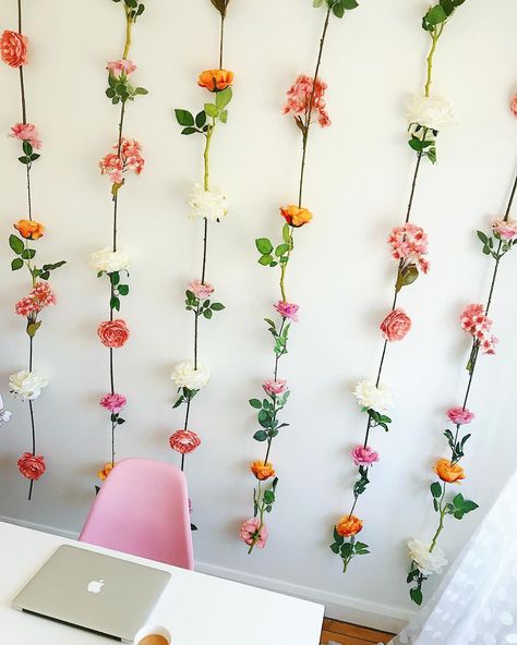 Hanging Flowers Wall Decor, Easy Flower Wall Backdrop, Flower Garland Wall Decor, Hanging Flower Wall Diy, How To Make A Flower Curtain, Flower Wall Home Decor, Flower Stem Wall, Salon Photo Backdrop Wall Diy, Fake Flower Backdrop Diy