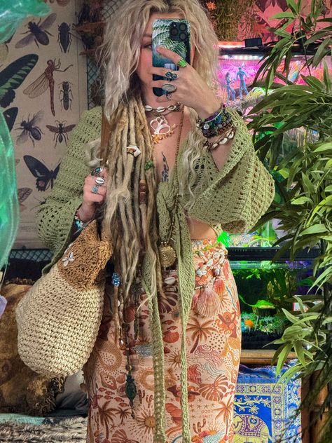 Hippie mermaid outfit with dreadlocks and boho seashell beach bag and tons of accessorires Beach Hippy Aesthetic, Hippy Beach Outfits, Earthy Beach Outfits, Beach Hippie Aesthetic Outfit, Hippies Outfit, Hippie Core Aesthetic, Hippie Beach Aesthetic, Hippie Beach Outfit, Boho Beach Aesthetic