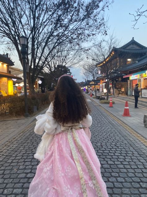 Jeonju, traditional outfit. Aesthetic. Korea, Hanbok, hanok. Kdrama, kpop, pink hanbok, spring day. Curly hair Pink Hanbok, Hanbok Aesthetic, Korea Hanbok, Kpop Pink, Korean Clothes, Traditional Outfit, Korean Hanbok, Jeonju, Traditional Korean