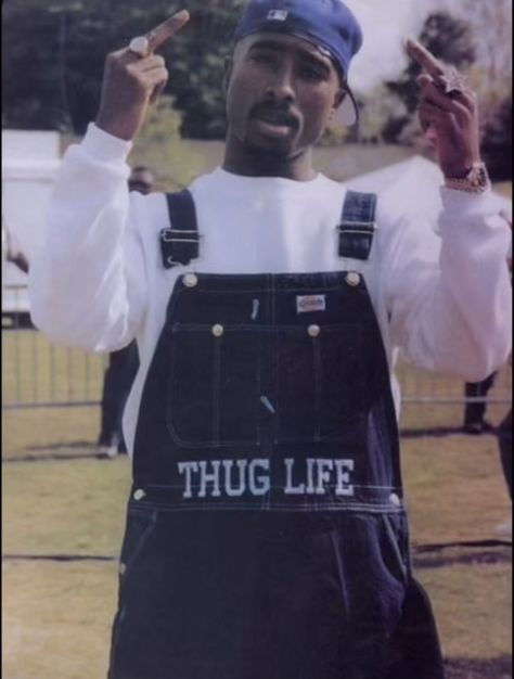 Tupac Thug Life, Tupac Videos, Tupac Photos, 90s Rappers Aesthetic, Tupac Makaveli, Looks Hip Hop, Tupac Pictures, Hip Hop 90s, 90s Hip Hop Fashion