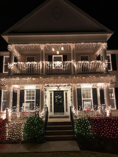 Christmas House Aesthetic Outside, Xmas House Decorations Outside, Christmas House Outside, Diwali Lights Decoration House, House Lighting Ideas, Christmas House Exterior, Christmas Lights On House Exterior, Outdoor Christmas Lighting, House Christmas Lights