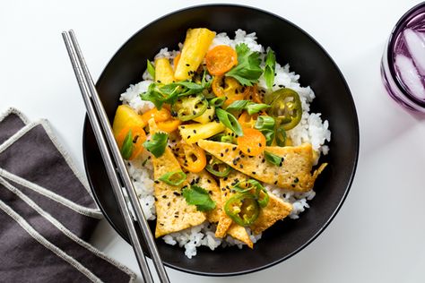 Looking for a quick and easy weeknight dinner? Here are 14 of our favorite vegetarian stir-fry recipes, all simple enough for busy weeknights. Vegetarian Stir Fry, Noodle Salad Recipes, Vegetarian Main Dishes, Vegan Foodie, Stir Fry Recipes, Tofu Recipes, Easy Vegetarian, Vegan Eating, Vegan Dinners