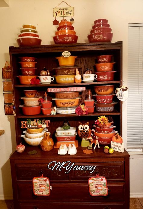 Vintage Pyrex How To Display Corningware, Vintage Fall Pyrex Display, Pyrex Fall Display, Vintage Pyrex Decorating, Pyrex Display Ideas, Vintage Pyrex Display, Thanksgiving Display, Vintage Pyrex Collection, Pyrex Display