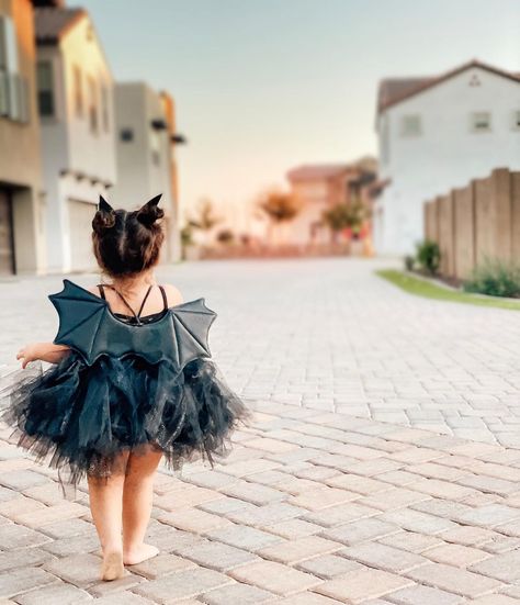 April Nahm on Instagram: “bat 🦇 girl . . . looking for last minute Halloween costume ideas? I’ve teamed up with some of my creative besties on here to bring you some…” Toddler Girl Bat Costume, 2t Girl Halloween Costumes, Bat Costume Kids, Bat Girl Costume, Toddler Girl Halloween Costume Ideas, Comfortable Halloween Costumes, Kids Halloween, Toddler Bat Costume, Toddler Halloween Costumes Girl