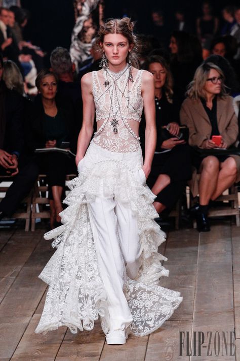 Haute Bohème Trends, Spring-summer 2016 - Ready-to-Wear Alexander Mcqueen 2016, Aerin Lauder, Terra Nova, Mcqueen Fashion, Textiles Fashion, Luxury Dress, Fashion Seasons, Summer 2016, White Fashion