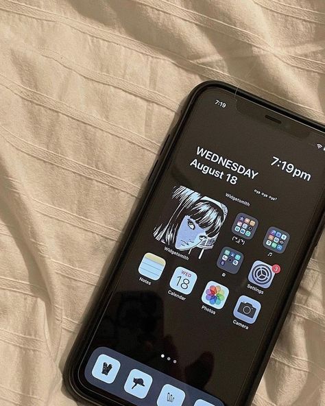 Iphone 11 Home Screen Layout Ideas, Iphone 11 Home Screen, Aesthetic Iphone Home Screen Layout, Home Screen Ideas Iphone, Ios Home Screen Layout, App Design Iphone, Iphone Home Screen Ideas, Phone Apps Iphone, Organize Phone Apps