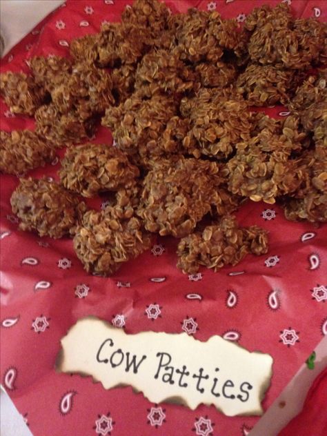 Edible cow patties for western party and Rice Krispie treats as hay bales. Note the sign! Rice Krispie Treat Hay Bales, Western Party Finger Food, Country Party Activities, Wild West Vbs Snacks, Cowgirl Theme Party Food, Western Theme Snacks, Western Party Treats, Cowboy Treats Western Theme, Western Desserts Ideas