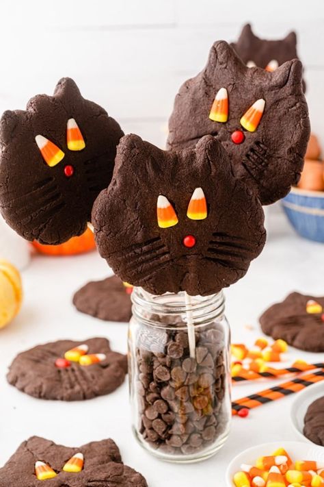 Cookies shaped like cat heads with candy corn for eyes Halloween Party Photos, Cookies On A Stick, Black Cat Cookies, Cookies And Bars, Most Pinned Recipes, Viral Recipes, Cookie Sticks, Red Hots, Chocolate Sugar Cookies