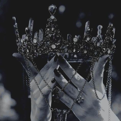 Dark Crown Royal, Aesthetic Crown, Aesthetic Royal, Trick Pictures, Crown Aesthetic, Gellert Grindelwald, Dark Art Photography, Queen Aesthetic, Royalty Aesthetic