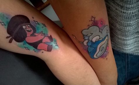 Steven #calendario Ruby And Sapphire Tattoo, Sapphire Tattoo, Tattoos Together, Ruby Tattoo, Steven Universe Theories, Cosmic Tattoo, Perla Steven Universe, Garnet Steven Universe, Crystal Gems Steven Universe