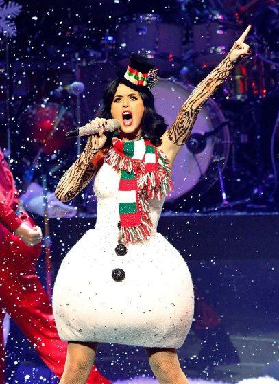 Katy Perry performs at KIIS FM's Jingle Ball concert in Los Angeles December 5, 2010. Katy Perry Dress, Katy Perry Costume, Christmas Bride, Outdoor Christmas Decoration Ideas, Designed Shoes, Trendy Christmas Outfits, Halftime Show, Christmas Shows, Christmas Costumes