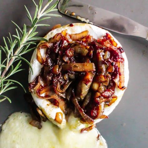 Brie With Caramelized Onions, Wine Salt, Baked Onion, Baked Brie Recipes, Brie Appetizer, Baked Onions, Baked Camembert, Carmelized Onions, Brie Bites