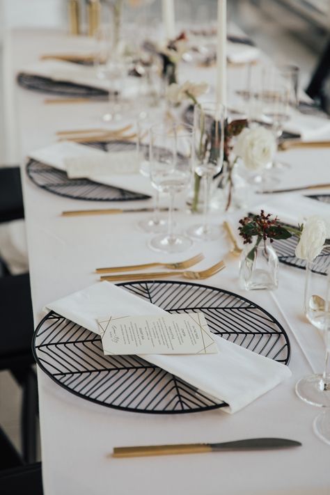 Black White Gold Place Setting, Modern Black And White Tablescape, Modern Party Table Decor, Black And White Tablescapes, White And Gold Tablescape, Black And Gold Tablescape, Black And White Table Setting, Black Tablescape, Modern Place Setting