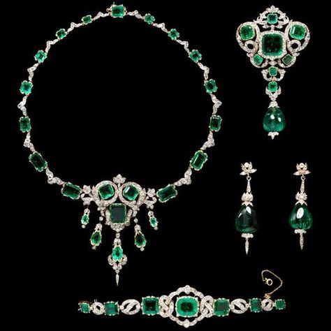 Bijoux Art Deco, Major General, Emerald Bracelet, Ruby Pendant, Emerald Necklace, Royal Jewels, Emerald Earrings, Royal Jewelry, Crown Jewels