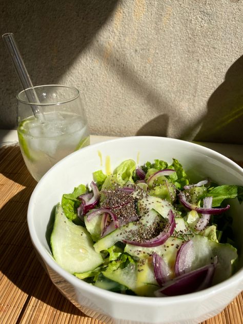 cucumbers, lettuce, red onions, kiwi, chia seeds and arugula 🥗🥬🥝🥒 #aesthetic #healthyfood #salad #thatgirl #receita Salad Aesthetic, Small Kitchen Decor, Red Onions, Vegetable Salad, Green Salad, Arugula, Chia Seeds, Red Onion, Brussel Sprout