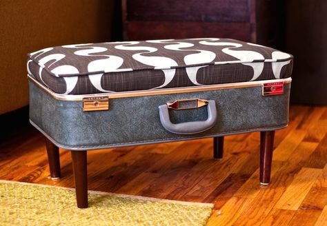 DIY Ottoman - turn a suitcase into a cute and functional ottoman! Suitcase Decor, Bed Vintage, Diy Suitcase, Diy Ottoman, Old Suitcases, Vintage Suitcases, Dog Bed Furniture, Rustic Crafts, Vintage Suitcase