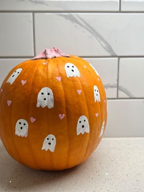 Pumpkin Carve Ideas Easy, White Pumpkin Design, Draw On Pumpkin, Pumpkin With Ghosts Painted, Halloween Pumpkin Ideas Easy, Punking Painting Ideas Easy, Ghost On Pumpkin Painting, Cute Things To Paint On A Pumpkin, Cute Ideas To Paint On Pumpkins