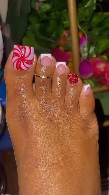 Toes For Valentines Day, Cute Toenail Designs For Winter, Pedicure Ideas Holiday, Toe Christmas Nails, Peppermint Toenails Nail Design, Toe Nails Ideas Christmas, Acrylic Toes Christmas, Christmas Acrylic Toe Nails, Christmas Nails And Toes Matching