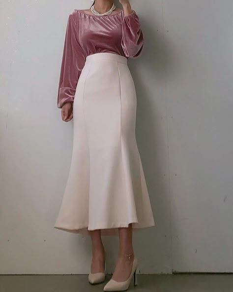 Elegant Skirt Outfits, Formal Skirts, Styling Skirts, Elegant Silk Dresses, Date Night Outfit Ideas, Trendy Date Night Outfit, Night Outfit Ideas, Classy Skirts, Girls Dress Outfits