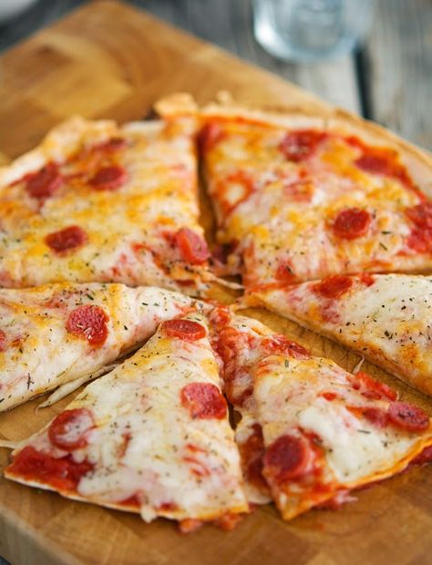 Pizzadilla Recipe, Pizza Quesadilla, Pizza Bianca, Tortilla Pizza, Easy Homemade Pizza, Tacos And Burritos, Pizza Recipes Homemade, Quesadilla Recipes, Pizza Pasta