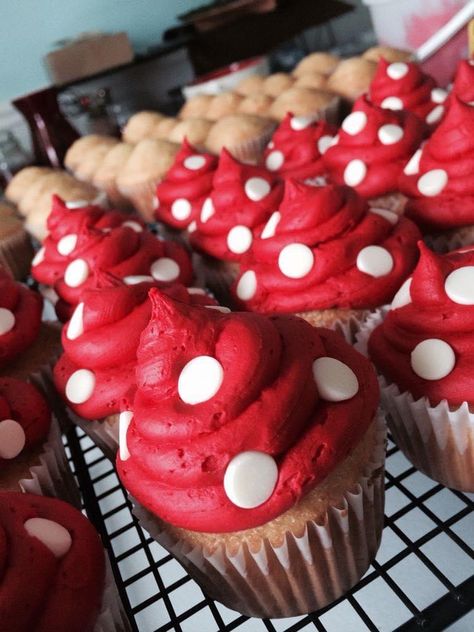 Fairy Mushroom Baby Shower Ideas, Mushroom Forest Baby Shower Theme, Gnome Baby Shower Ideas, Mushroom Cupcakes Woodland, Mushroom Themed Baby Shower Ideas, Mushroom Baby Shower Theme, Cottage Core Baby Shower Theme, Mushroom Baby Shower Ideas, Toadstool Cupcakes