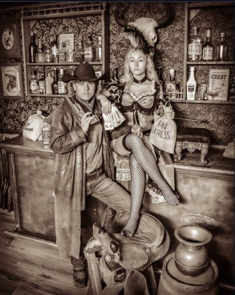 Old Time Photos, Saloon Girls, Western Photography, Cowboy Outfits, Addams Family, Old West, Drawing People, Larp, Wild West