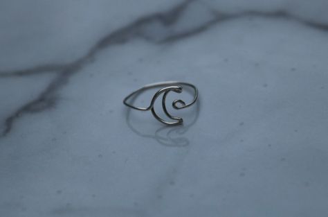 Silver ring with a moon Silver Wire Rings Handmade, Rings Made Out Of Wire, Diy Moon Ring, Homemade Ring Ideas, Diy Metal Rings, Moon Wire Ring, Cute Wire Rings, Diy Ring Ideas, Homemade Rings