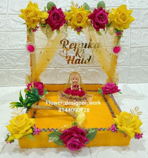 Haldi Plate, Haldi Platter, Ring Box Wedding Diy, Haldi Poses For Bride, Haldi Poses, Wedding Packing, Handkerchief Crafts, Wedding Platters, Thali Decoration