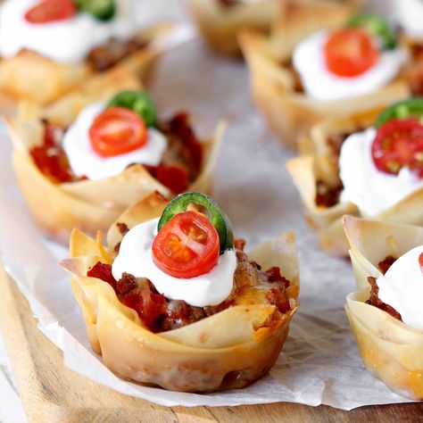 30 Minute Crunchy Wonton Taco Cups (Easy Recipe) Taco Wonton, Wonton Taco Cups, Baked Wontons, Wonton Tacos, Taco Cups, Crispy Wonton, Spicy Tacos, Taco Seasoning Recipe, Ground Beef Tacos