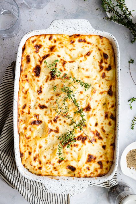 This classic Bechamel pasta bake is penne pasta layered with a meat sauce and topped with silky Bechamel sauce. The perfect comforting pasta dish! Macarona Bechamel, Bechamel Pasta, Rigatoni Al Forno, Chicken Lasagna Recipe, Pasta With Meat Sauce, Baked Rigatoni, Baked Penne, Pasta Alla Norma, Meat Pasta