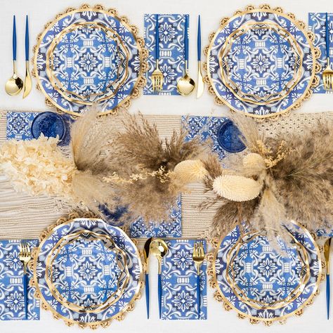 Moroccan Table Setting, Harvest Table Setting, White Moroccan Tile, Gold Place Setting, Blue Table Settings, Moroccan Nights, Moroccan Tiles Pattern, Moroccan Table, Paper Guest Towels