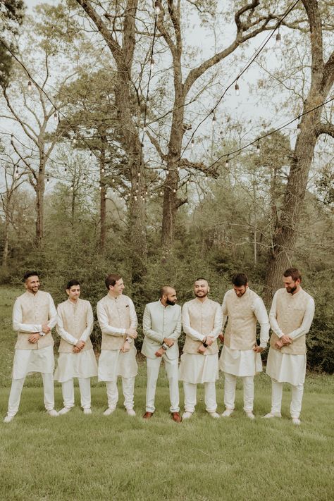 Muslim Groom and Groomsmen Wedding Photo And Outfit Idea A muslim groom on his wedding day with his groomsmen outdoors wedding photo! Groomsmen outfit ideas for your muslim wedding! Groomsmen Indian Outfits, Desi Groomsmen, Punjabi Groomsmen, Indian Wedding Groomsmen, Indian Groomsmen Outfits, Groomsmen Outfit Ideas, Indian Groomsmen, Nikkah Ceremony, Groomsmen Wedding Photos