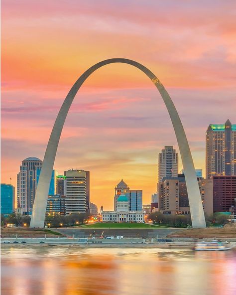 Embrace the spirit of exploration at the Gateway Arch, a towering symbol of America's westward expansion. ✨ 📌 Gateway Arch, St. Louis - - - #usaroadtrip #usatravel #unitedstates #visitusa #stlouis #stlouismo #gatewayarch #stlouisgram #downtownstl #explorestlouis #downtownstlouis #stlouismissouri #visitmissouri #visitstlouis Twa Flight Center, Disney Hawaii, St Louis Arch, The Gateway Arch, Gateway Arch, Visit Usa, Eero Saarinen, St Louis Missouri, St Louis Mo