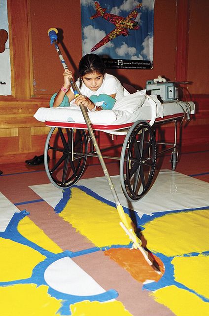 Portraits of Hope:  a young participant artist at the Shriners' Hospital for Children, Los Angeles, CA. paints a large flower with the use of a POH telescope paintbrush  – Hospitals, Disabilities and Creative Therapy by P.O.H., via Flickr Art About Disabilities, People With Disabilities Art, Drawing Disabled People, Invisible Disabilities Art, Disabled Art, Los Angeles Beach, Physically Disabled, Disabled Artists, Sick Child In Hospital Bed