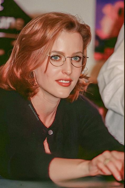 Dana Scully Glasses, Gillian Anderson Glasses, Young Gillian Anderson, 90s Eyeglasses, Dana Scully Hair, Gillian Anderson 90s, Gillian Anderson Young, David And Gillian, Librarian Style