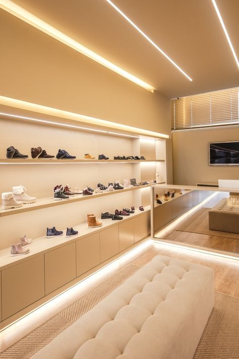 Shoe Store Design Retail Display Ideas, Retail Store Lighting, Fashion Shop Interior, Store Lighting, Display Room, Cash Counter, Shoe Store Design, Store Shelves Design, Retail Store Interior Design