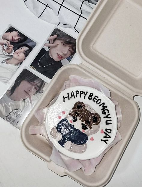 aesthetic kpop bento cake txt beomgyu photocards Kpop Cake Ideas Txt, Beomgyu Birthday Cake, Txt Birthday Cakes, Kpop Themed Cake, Kpop Idol Birthday Cake, Txt Cake Design, Txt Cake Ideas, Kpop Bday Cake, Kpop Idol Birthday