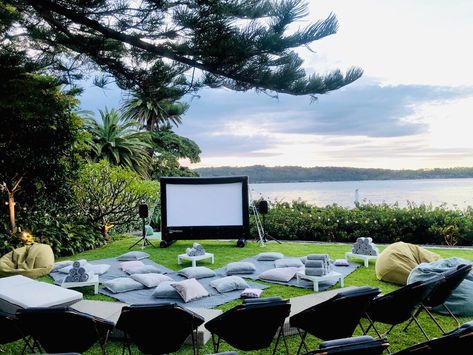 Cinema Event, Pop Star Party, Cinema Idea, Backyard Movie Party, Air Garden, Outdoor Movie Theater, Vintage Garden Parties, Glamping Party, Open Air Cinema