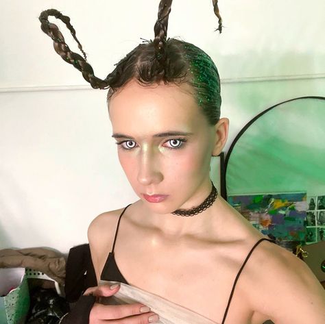 creative ?bug? makeup Bug Halloween Costume Women, Bug Hairstyle, Bug Costume Diy, Beetle Makeup, Bug Makeup, Fly Makeup, Bug Halloween Costume, Bug Outfit, Fly Costume