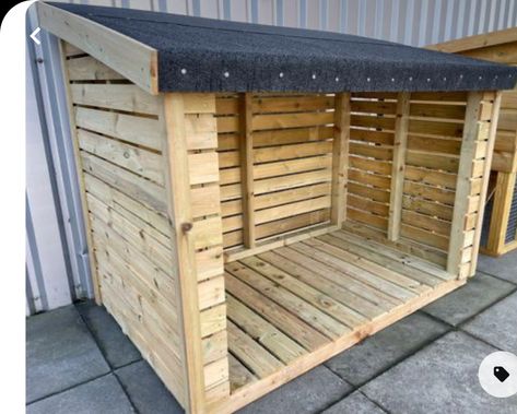 Log Stores Outdoor, Pallet Wood Store, Outdoor Log Storage, Pallet Log Store, Cool Backyard Ideas Diy, Wood Stores Outdoor, Bin Storage Ideas Outdoor, Pallet Woodstore, Log Store Outdoor