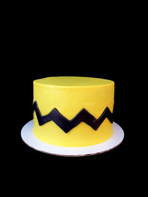 Charlie brown cake Charlie Brown Cake, Snoopy Birthday Cake, Charlie Brown Birthday Party, Peanuts Birthday Party, Peanut Cake, Charlie Brown Thanksgiving, Peanuts Birthday, Snoopy Birthday, Peanuts Gang