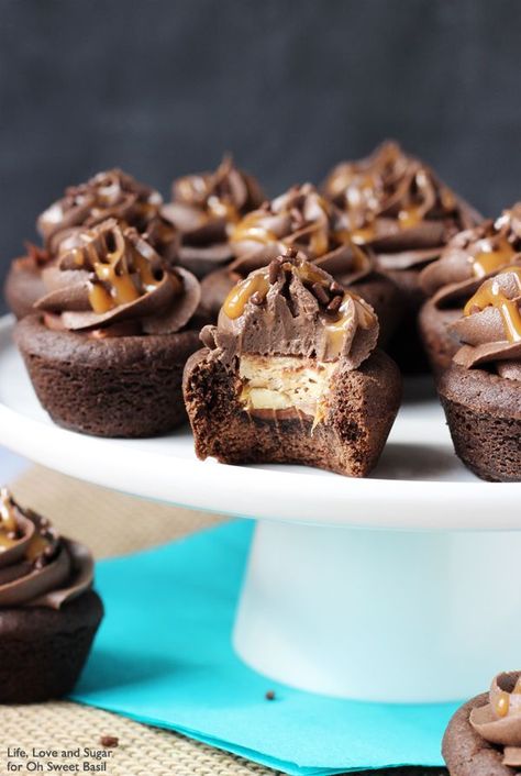 Snickers Chocolate Cookie Cups Chocolate Cookie Cups, Mini Strawberry Cheesecake, Cookie Cupcakes, Snickers Cheesecake, Snickers Chocolate, Cookie Cups Recipe, Snickers Bar, Chocolate Icing, Cookie Cups