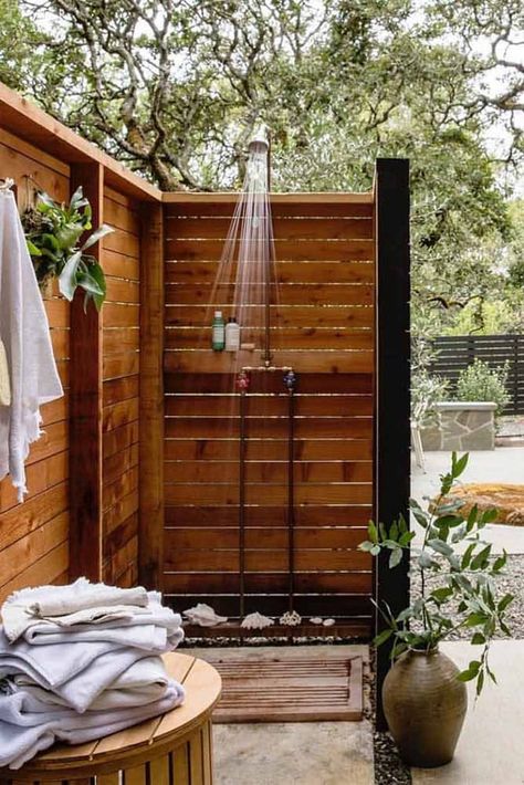 Rustic Outdoor Shower Ideas, Diy Outdoor Shower Ideas, Outdoor Shower Ideas, Outside Showers, Outdoor Shower Enclosure, Outdoor Shower Diy, Outdoor Bathroom Design, Pool Shower, Garden Shower