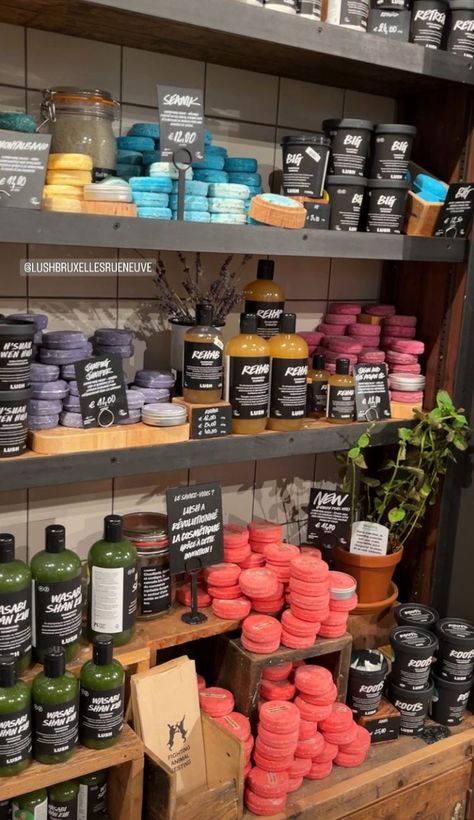 Lush store bath soap foam inspo aesthetic moodboard lifestyle hipergamy luxury Soap Aesthetic, Lush Aesthetic, Lush Soap, Lush Store, Soap Store, Better Everyday, Soap Foam, Store Aesthetic, Insta Model