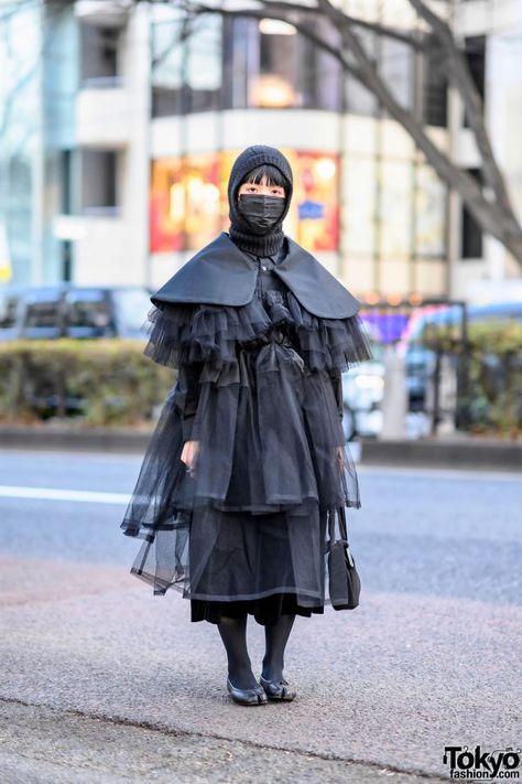 Comme Des Garcons, Martin Margiela & Handmade Fashion on the Street in Harajuku, Tokyo – Tokyo Fashion Dark Street Style, Fashion College Student, Kimono Street Style, Tokyo Streetwear, Bunka Fashion College, Sleevless Top, Harajuku Street Style, Vintage Street Style, New Rock Boots