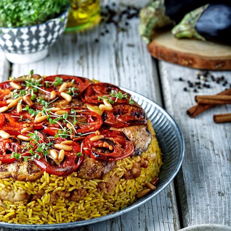 This Traditional Arabic Rice Dish Is Flipping Amazing Daily Lunch Ideas, Maklouba Recipe, Arabic Rice, Brown Rice Recipe, Middle East Recipes, Brown Rice Recipes, Rice Dish, Meal Of The Day, Eastern Cuisine