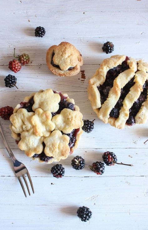 Mini Blackberry PiesDelish Homemade Blueberry Pie, Homemade Pie Recipes, Mini Pie Recipes, Lemon Pudding Cake, Blackberry Pie, Blackberry Recipes, Easy Puff Pastry, Easy Pie Recipes, Pies Maker