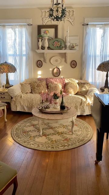 Luxury Living Room Interior, Granny Chic Decor, Cottage Decor Living Room, Shabby Chic Living, Shabby Chic Living Room, Cottage Living Rooms, Casa Vintage, Country Living Room, Enjoy Your Day