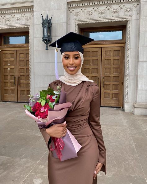 Graduation Outfit Ideas Modest, Muslim Graduation Outfit, Hijab Graduation Outfit, Hijabi Graduation Outfits, Graduation Dress Modest, Modest Graduation Outfit, Graduation Outfit Ideas Hijab, Modest Graduation Dress, Graduation Dress University